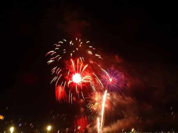 Feu Artifice Réfléchissant Dans Eau Mer — Photo