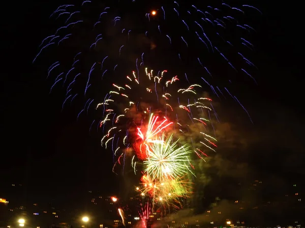 Feu Artifice Réfléchissant Dans Eau Mer — Photo