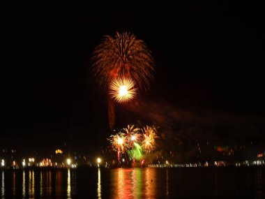 Deniz suyu yansıtan havai fişek