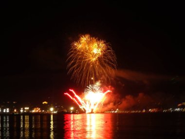 Deniz suyu yansıtan havai fişek