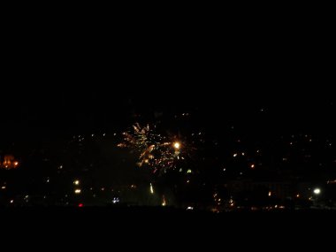 Renkli Fireworks uygulamasında siyah bir gökyüzü