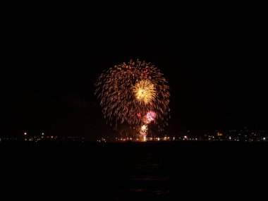 Renkli Fireworks uygulamasında siyah bir gökyüzü