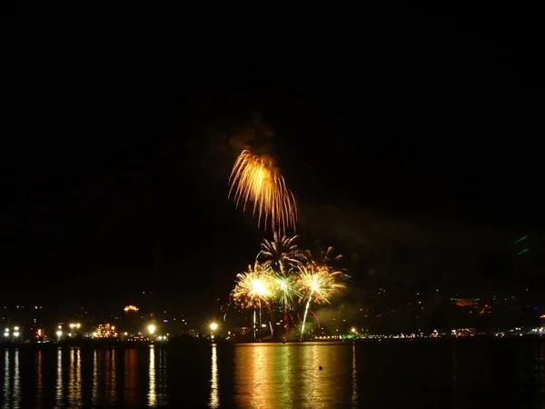 Fogos Artifício Refletindo Água Mar — Fotografia de Stock