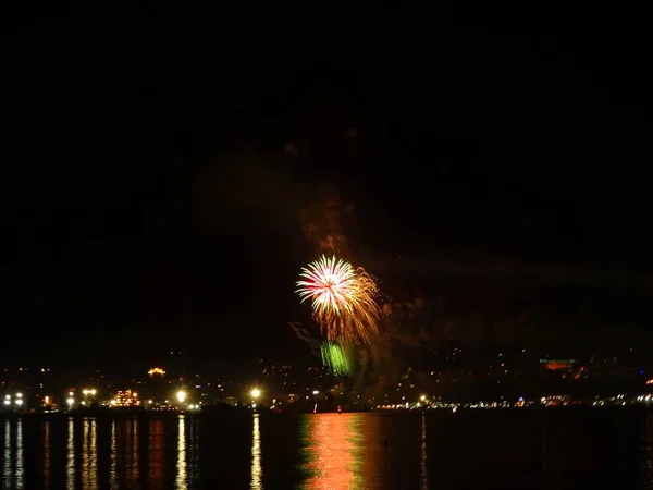 Fogos Artifício Refletindo Água Mar — Fotografia de Stock