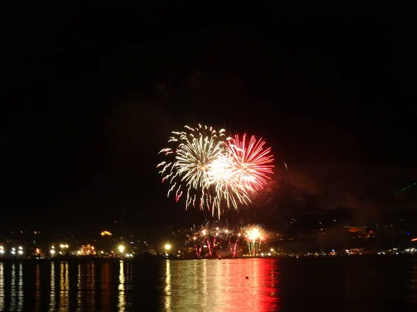 Feuerwerk Reflektiert Meerwasser — Stockfoto