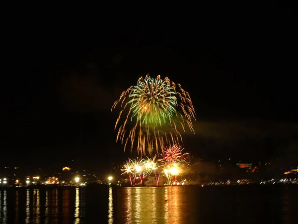 Fogos Artifício Refletindo Água Mar — Fotografia de Stock