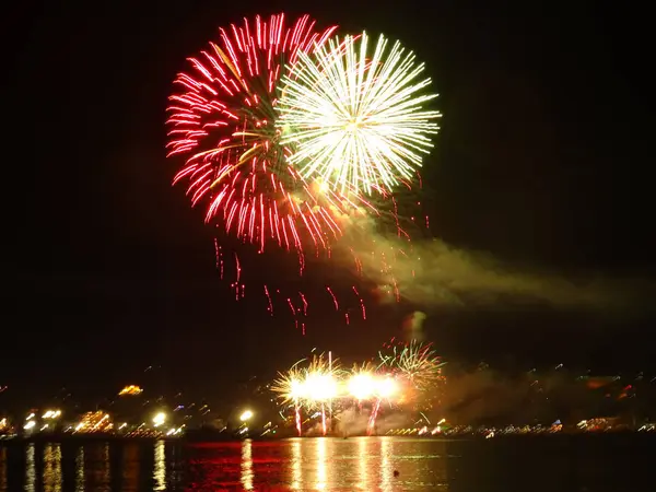 Fogos Artifício Refletindo Água Mar — Fotografia de Stock