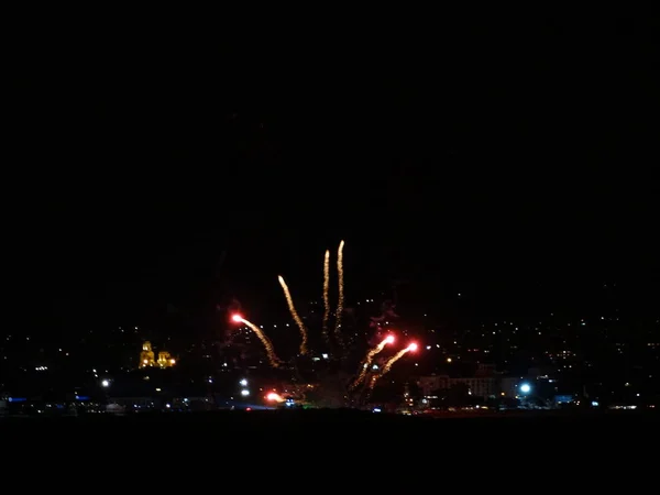 Renkli Fireworks Uygulamasında Siyah Bir Gökyüzü — Stok fotoğraf