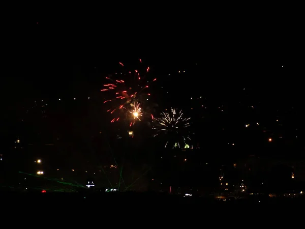 Renkli Fireworks Uygulamasında Siyah Bir Gökyüzü — Stok fotoğraf
