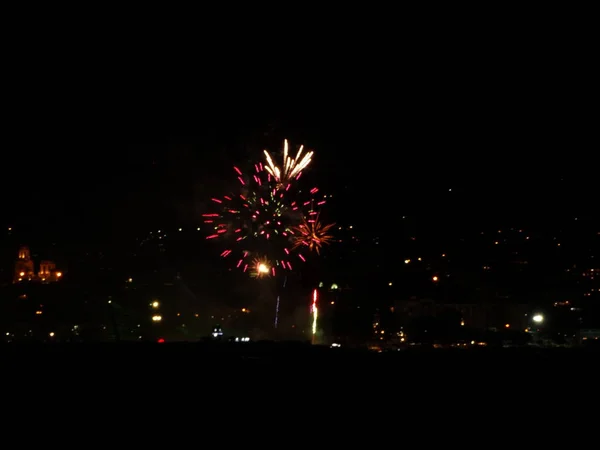 Kleurrijke Vuurwerk Een Zwarte Lucht — Stockfoto