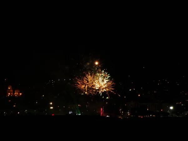 Renkli Fireworks Uygulamasında Siyah Bir Gökyüzü — Stok fotoğraf