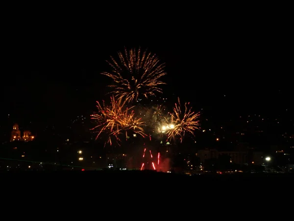 Renkli Fireworks Uygulamasında Siyah Bir Gökyüzü — Stok fotoğraf