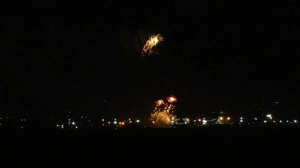 Kleurrijke Vuurwerk Een Zwarte Lucht — Stockfoto