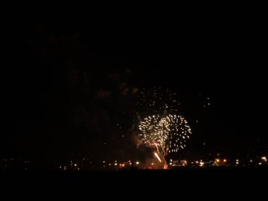 Renkli Fireworks uygulamasında siyah bir gökyüzü