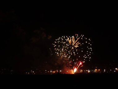 Renkli Fireworks uygulamasında siyah bir gökyüzü