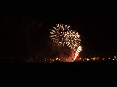 Renkli Fireworks uygulamasında siyah bir gökyüzü