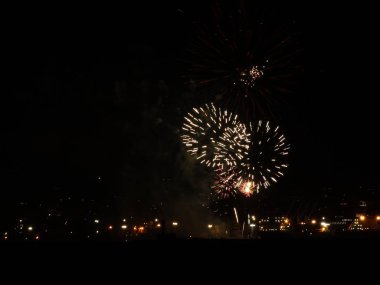 Renkli Fireworks uygulamasında siyah bir gökyüzü
