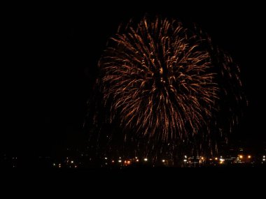 Renkli Fireworks uygulamasında siyah bir gökyüzü