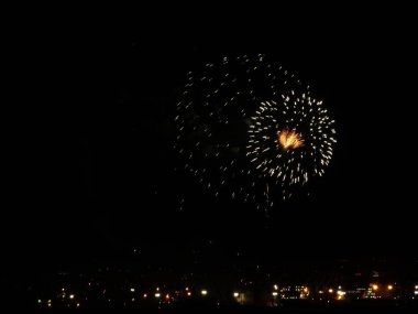 Renkli Fireworks uygulamasında siyah bir gökyüzü