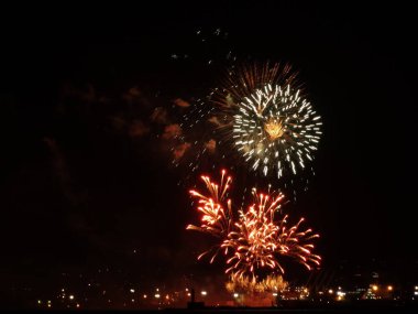 Renkli Fireworks uygulamasında siyah bir gökyüzü