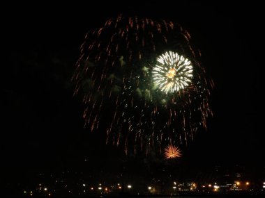 Renkli Fireworks uygulamasında siyah bir gökyüzü