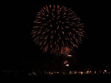 Renkli Fireworks uygulamasında siyah bir gökyüzü