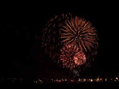 Renkli Fireworks uygulamasında siyah bir gökyüzü
