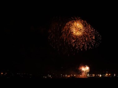 Renkli Fireworks uygulamasında siyah bir gökyüzü