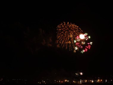 Renkli Fireworks uygulamasında siyah bir gökyüzü