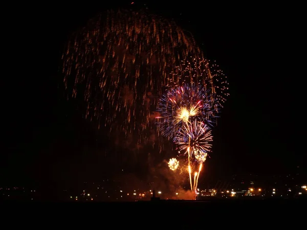 Fuegos Artificiales Coloridos Cielo Negro — Foto de Stock