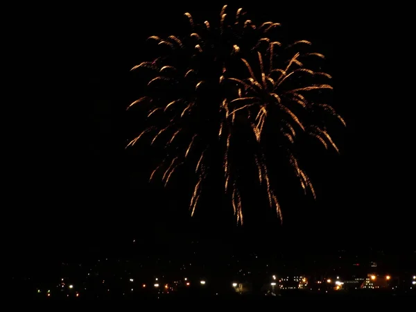 Renkli Fireworks Uygulamasında Siyah Bir Gökyüzü — Stok fotoğraf