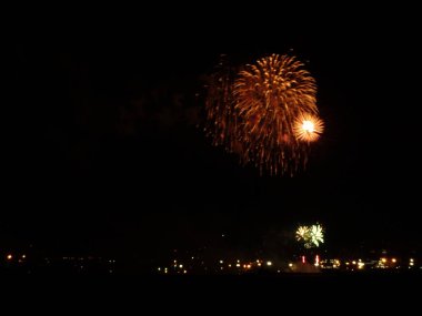Renkli Fireworks uygulamasında siyah bir gökyüzü