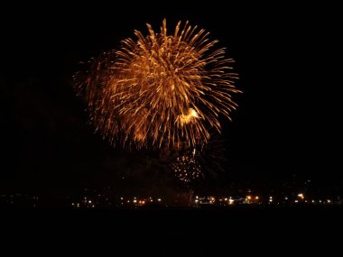 Renkli Fireworks uygulamasında siyah bir gökyüzü
