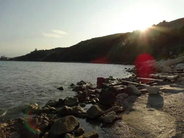 Laut Pantai Dengan Batu Saat Matahari Terbenam — Stok Foto