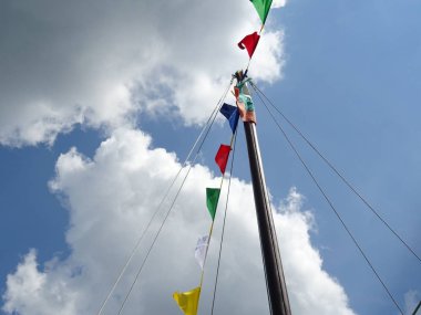 Renkli gemi direği bayrakları gökyüzü arka planı