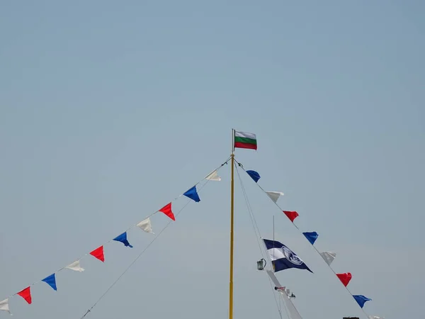 Bandeiras Russas Búlgaras Mastro Navio Contra Fundo Céu — Fotografia de Stock