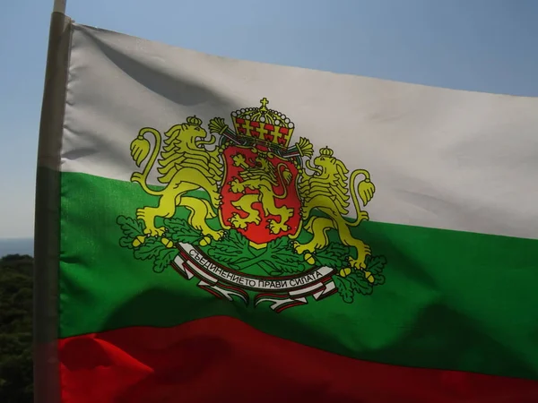 Acenando Bandeira Nacional País Bulgária Com Símbolo Dos Leões — Fotografia de Stock