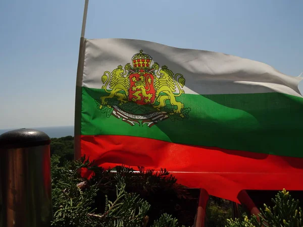 Schwenkt Bulgarische Nationalflagge Mit Löwen Symbol — Stockfoto