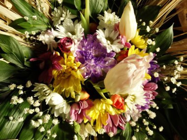 Bahar taze renkli çiçek buketi