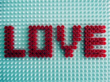 İzole kırmızı aşk metin plastik oyuncak boncuklar yapılmış