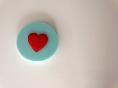 Beyaz zemin üzerine yeşil daire içinde izole kırmızı kalp