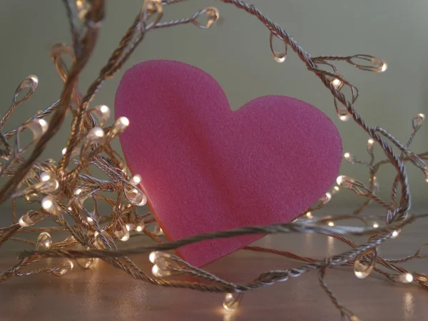 Pequenas Lâmpadas Torcendo Torno Rosa Forma Coração — Fotografia de Stock