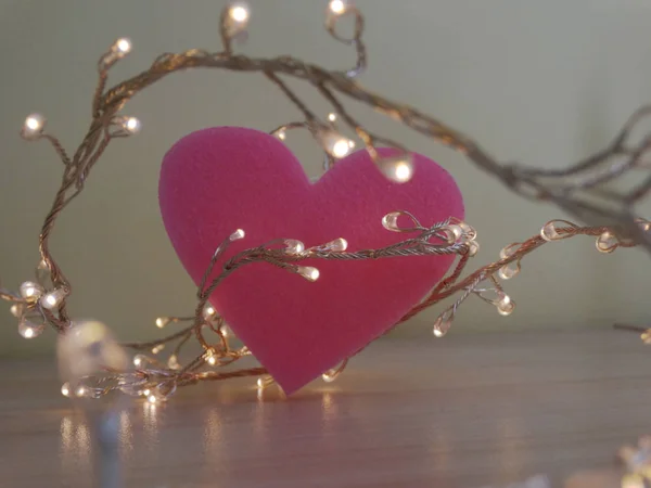Маленькие Лампы Крутятся Вокруг Розовой Формы Сердца — стоковое фото