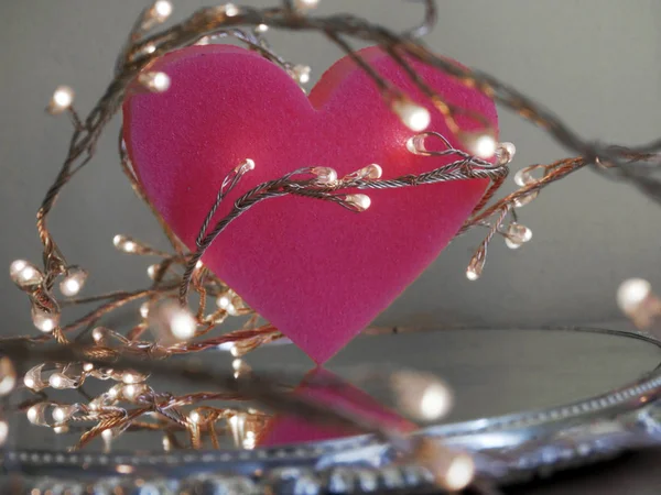Pequenas Lâmpadas Torcendo Torno Rosa Forma Coração — Fotografia de Stock