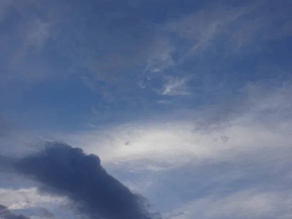 Sommerhimmel Mit Weißen Wolken — Stockfoto