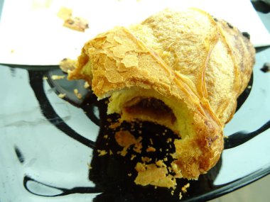 Kruvasan çikolata siyah bir plaka ile