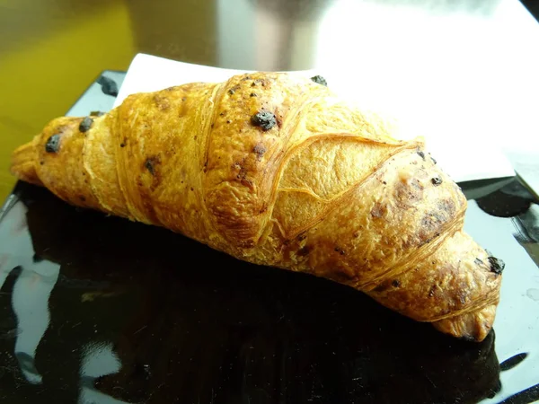 Croissant Dans Une Assiette Noire — Photo