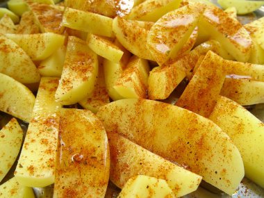 Çiğ patates dilimleri ile baharat