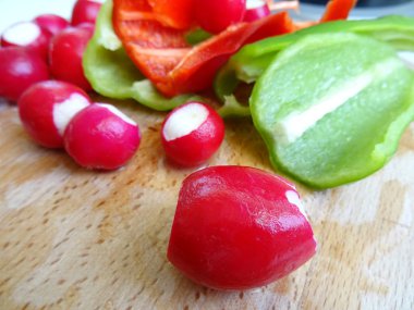 Turp salatası için hazırlanıyor