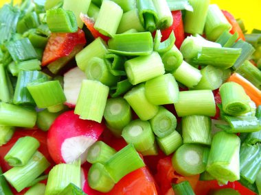 Taze bahar salatası yeşil sarımsak, turp, domates ve Ca